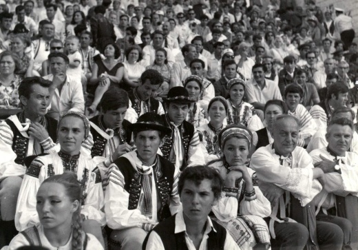 Břeclavan na Mezinárodním folklorním festivalu v Kišiněvě v roce 1970; ve druhé řadě zprava Josef Pavlů, Karel Turza, Marta Ondrášková