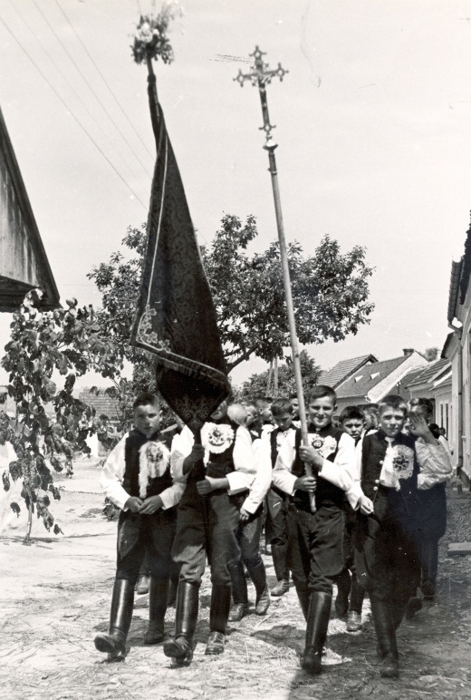 Chlapci v čele průvodu o slavnosti Božího těla v Nivnici, r. 1936